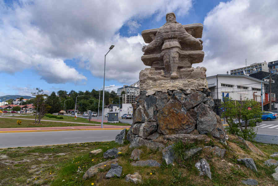 Argentina 150 - Ushuaia - monumento a Gunther Plüschow.jpg